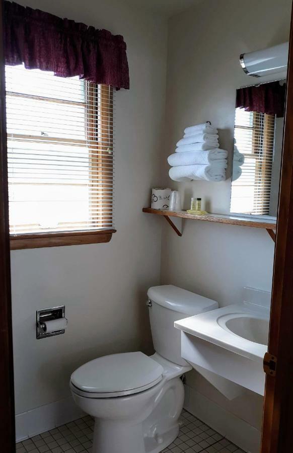 Bay Motel Green Bay Bagian luar foto